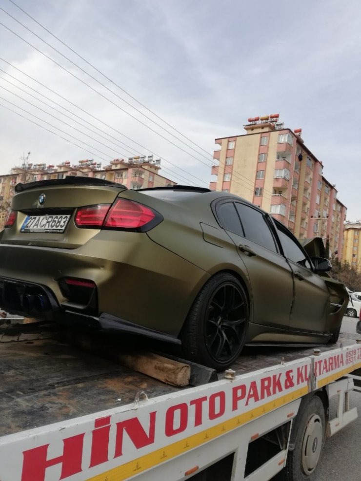 Lüks otomobil ile halk otobüsü çarpıştı: 1 ölü, 7 yaralı