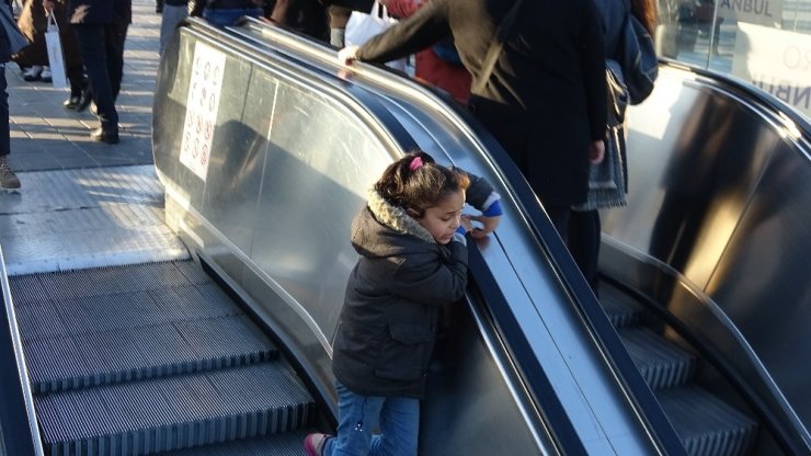 Taksim Metrosunun yürüyen merdivenlerinde tehlikeli oyun
