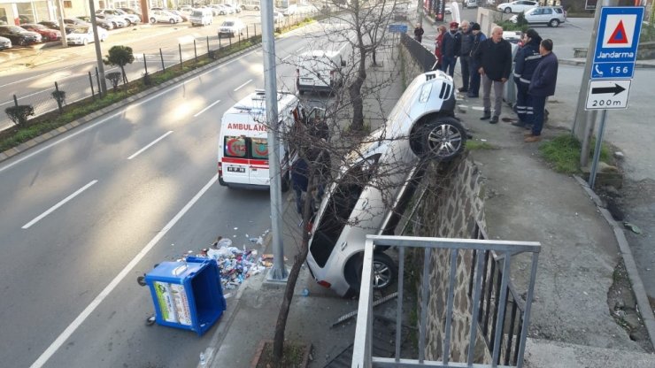 Trabzon’da ilginç kaza: duvarda asılı kaldı