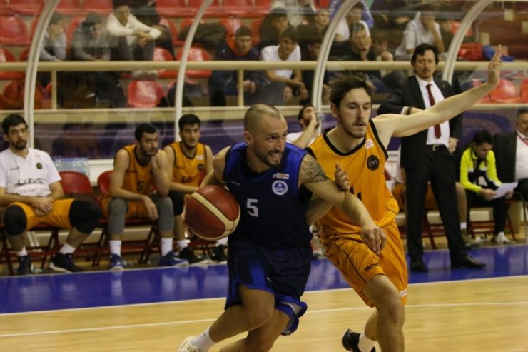 Kağıtspor, basketbolda liderliği bırakmıyor