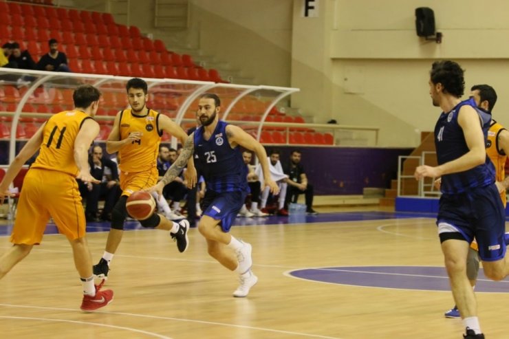 Kağıtspor, basketbolda liderliği bırakmıyor