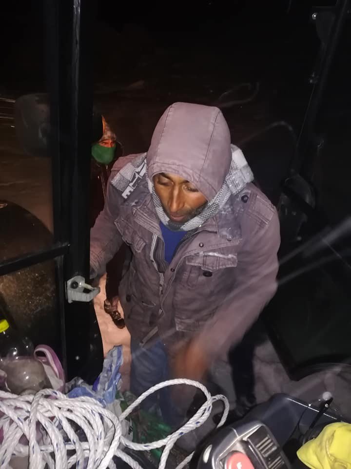 Kaybolan ineği ararken az daha donuyorlardı