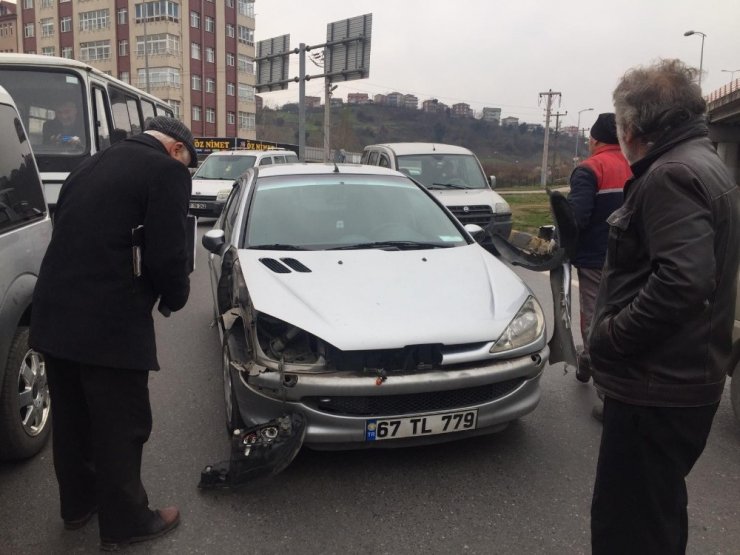 Otomobil tıra arkadan çarptı