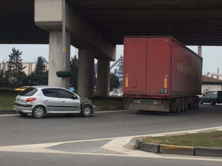 Otomobil tıra arkadan çarptı
