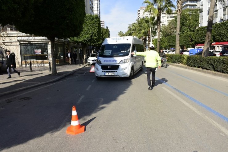 Polis yolcu kılığına girip kurallara uymayan şoförlere ceza kesti