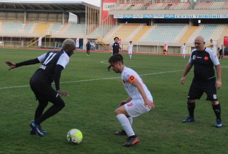 Suriyeli gençler, eski ünlü futbolcularla gösteri maçına çıktı