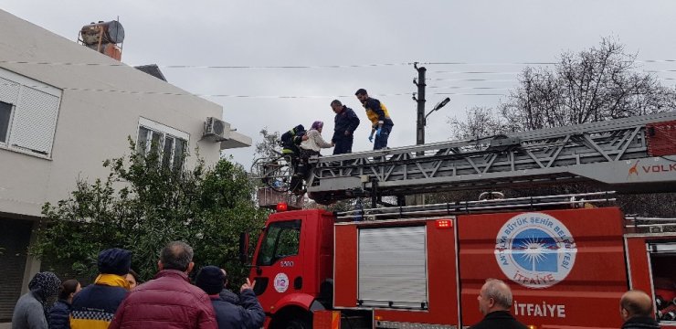 Alzaymır hastası yaşlı kadın yanan evden böyle kurtarıldı