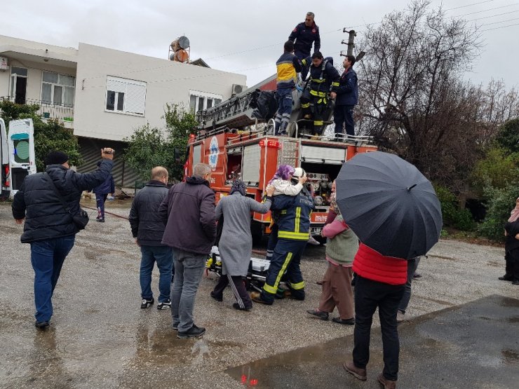 Alzaymır hastası yaşlı kadın yanan evden böyle kurtarıldı