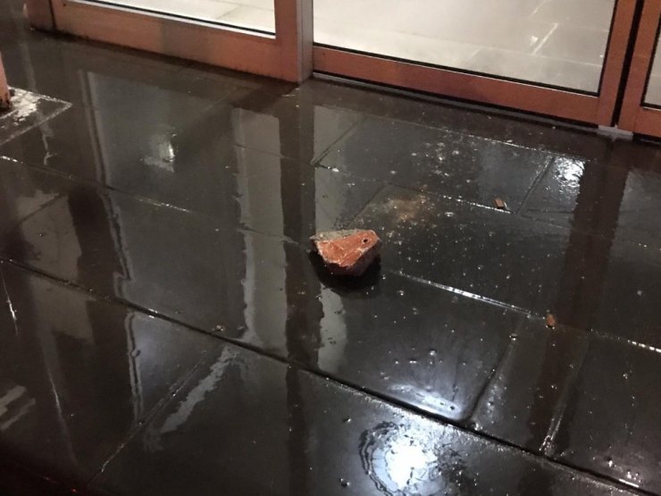 Adliyeye taşlayan alkollü şahıs kelepçelenerek zapt edildi