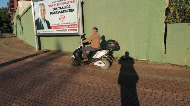 Alkollü elektrikli bisiklet sürücüsü kazanın ardından bisikletini alıp gitti