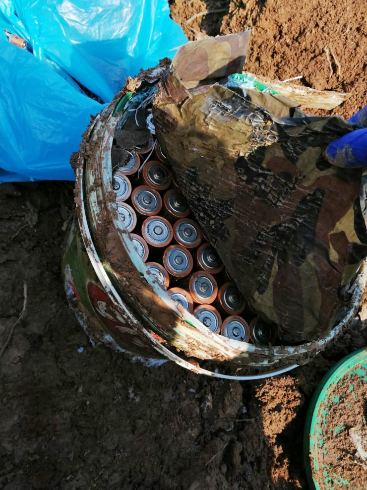 Bitlis'te PKK'lı teröristlerce araziye gizlenmiş malzemeler bulundu