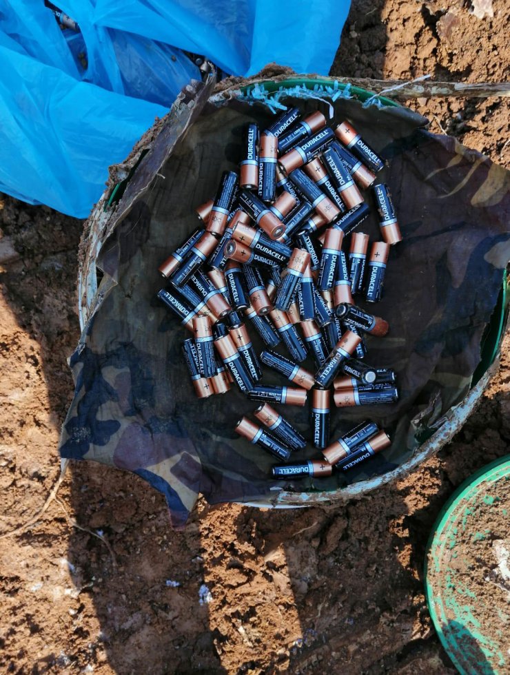 Bitlis'te PKK'lı teröristlerce araziye gizlenmiş malzemeler bulundu