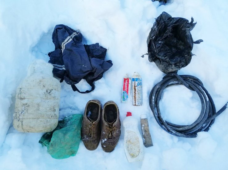 Bitlis'te PKK'lı teröristlere ait yaşam malzemeleri ele geçirildi