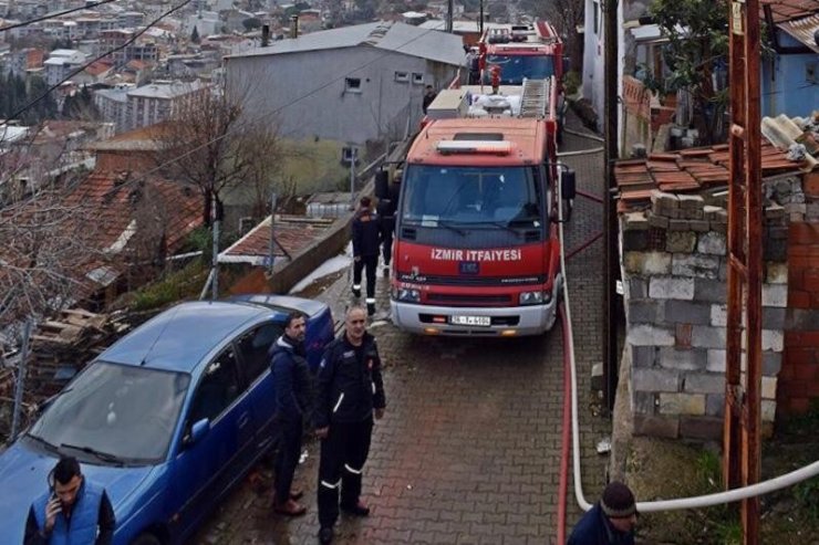 Bir evde çıkan yangın başka bir eve sıçradı, itfaiye seferber oldu