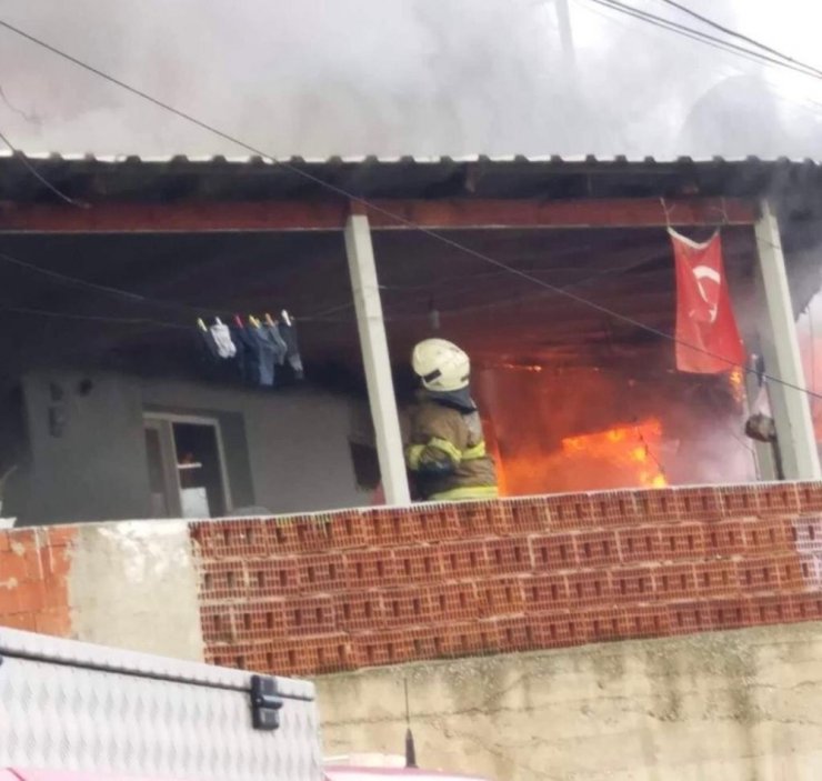 Bir evde çıkan yangın başka bir eve sıçradı, itfaiye seferber oldu