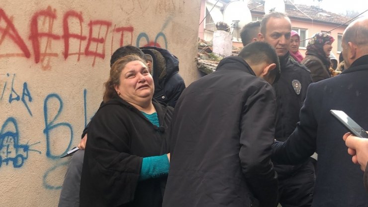 Evi satılığa çıkaran annesine kızdı, evi yaktı