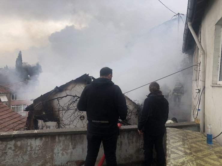Evi satılığa çıkaran annesine kızdı, evi yaktı