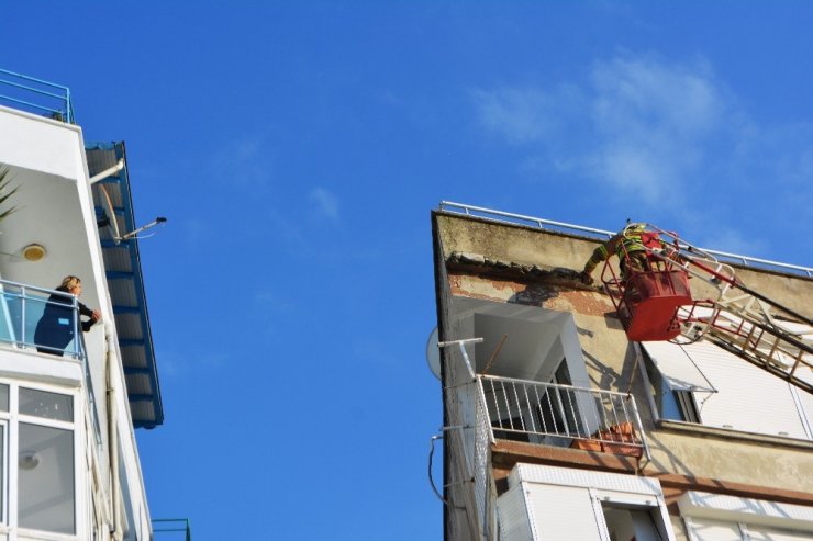 Depremden zarar gören binaya itfaiye müdahalesi