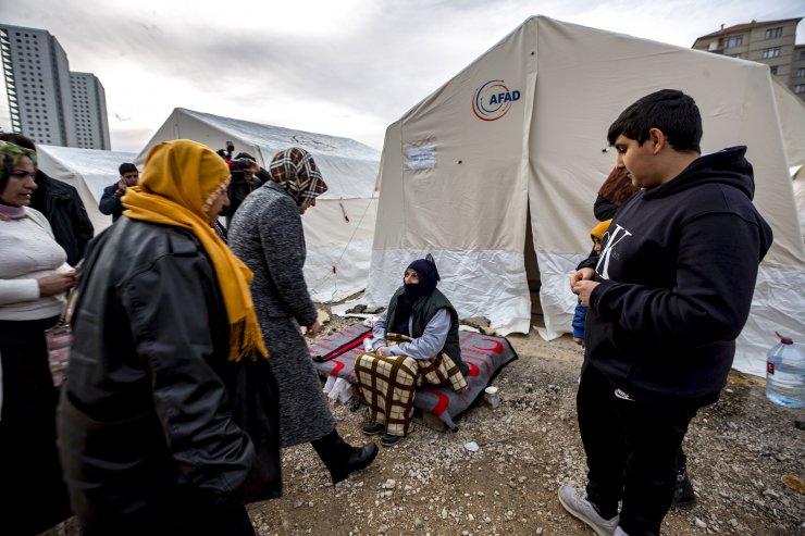 "Diyarbakır anneleri" Elazığ'da çadır kenti ziyaret etti