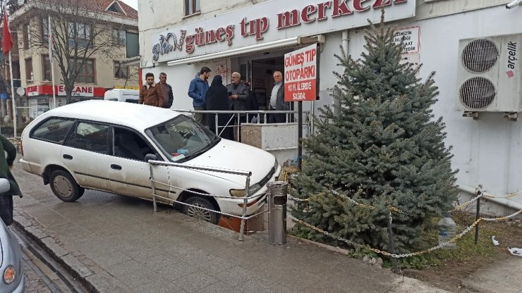 Direksiyon hakimiyetini kaybeden sürücü, hastanenin merdivenlerinde asılı kaldı