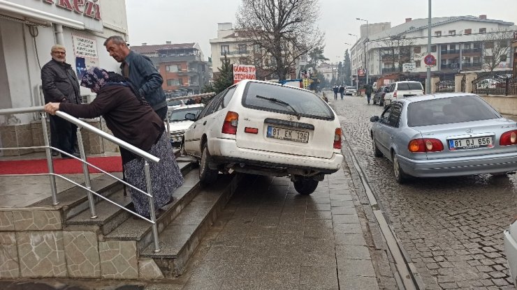 Direksiyon hakimiyetini kaybeden sürücü, hastanenin merdivenlerinde asılı kaldı