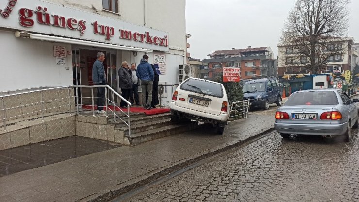 Direksiyon hakimiyetini kaybeden sürücü, hastanenin merdivenlerinde asılı kaldı