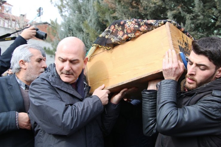 Enkazdan son çıkartılan yaşlı kadının cenaze namazı kılındı