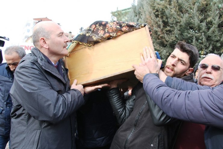 Enkazdan son çıkartılan yaşlı kadının cenaze namazı kılındı