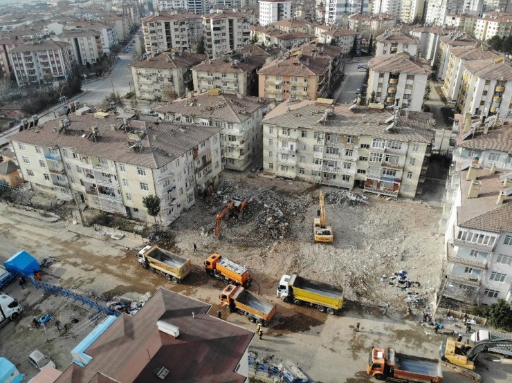 10 kişinin hayatını kaybettiği Dilek apartmanında enkaz çalışması