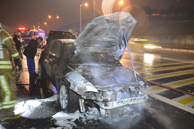 Fatih Sultan Mehmet Köprüsü girişinde otomobil alev alev yandı