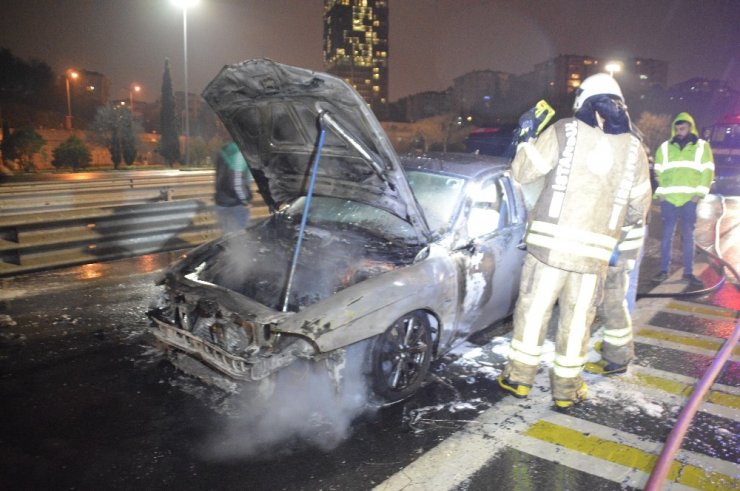 Fatih Sultan Mehmet Köprüsü girişinde otomobil alev alev yandı