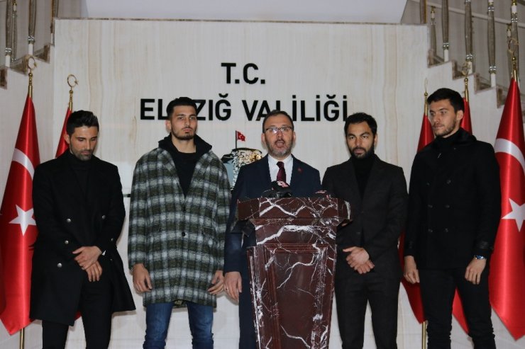 Bakan Kasapoğlu ve milli futbolcular destek için Elazığ’da