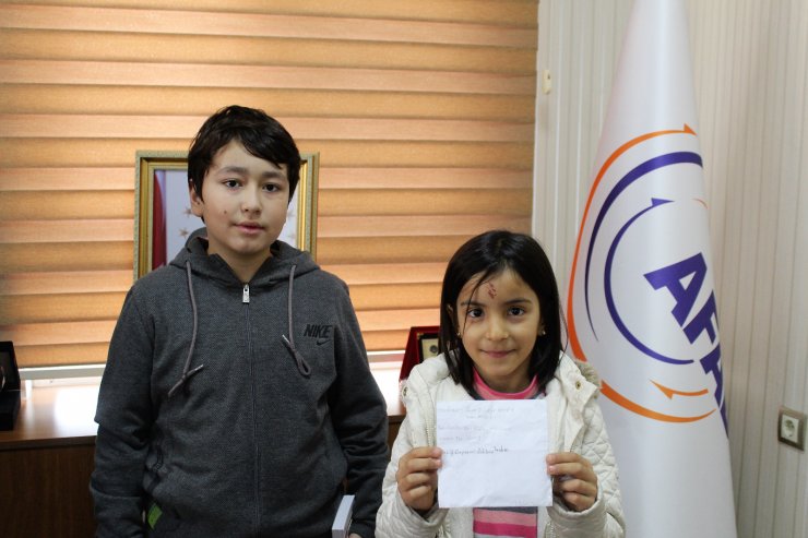 İlkokul öğrencisi iki kardeş karne harçlıklarını depremzedelere bağışladı
