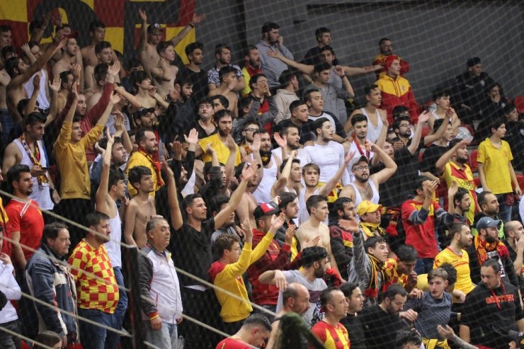 Kadınlar Voleybol 1. Ligi: Karşıyaka: 3 - Göztepe: 0