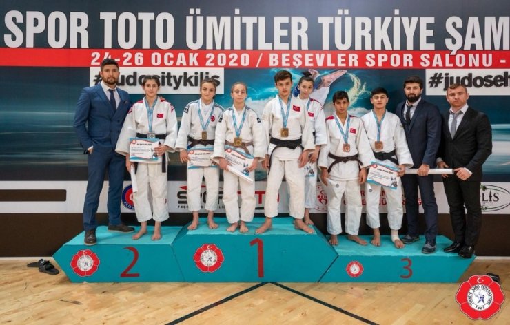 Judoculardan madalya yağmuru