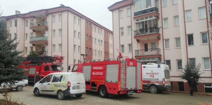 Tavşanlı’da site içerisinde yangın büyümeden söndürüldü