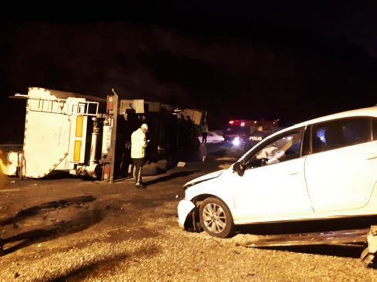 Manisa'da devrilen tır, uygulama noktasındaki otomobillere çarptı: 2 yaralı