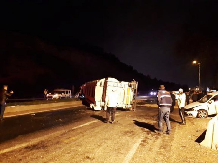 Manisa'da devrilen tır, uygulama noktasındaki otomobillere çarptı: 2 yaralı