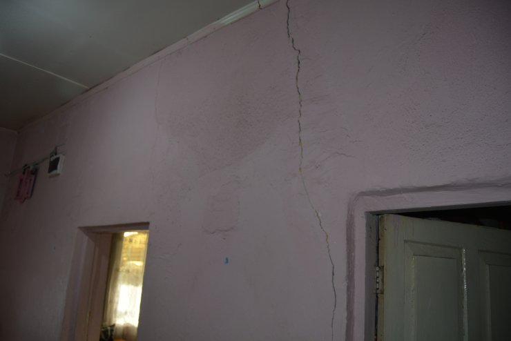 Soma Kaymakamı Altıntaş, depremden etkilenen vatandaşları ziyaret etti