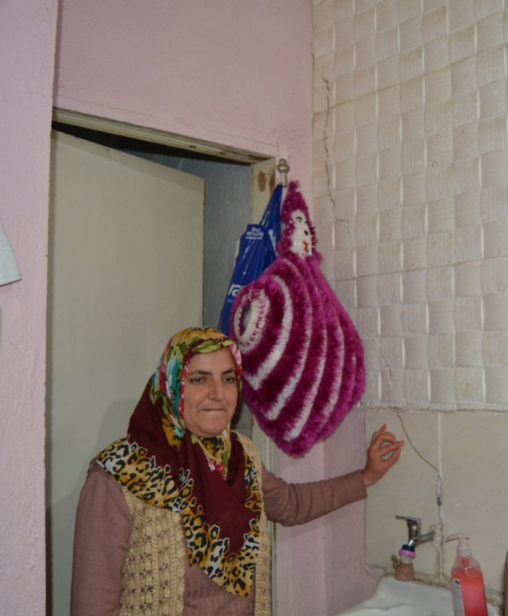 Soma Kaymakamı Altıntaş, depremden etkilenen vatandaşları ziyaret etti