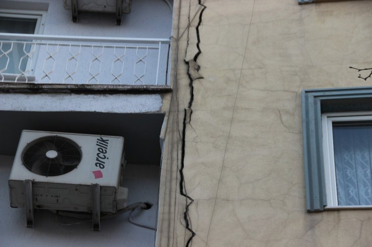 Deprem sırasında meydana gelen sıva çatlağı paniğe neden oldu