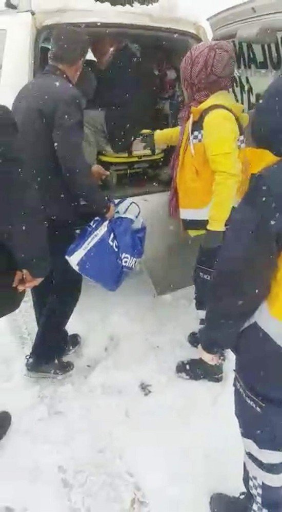 Kar yolları kapattı, 112 ekipleri hastaya ulaşmak için seferber oldu