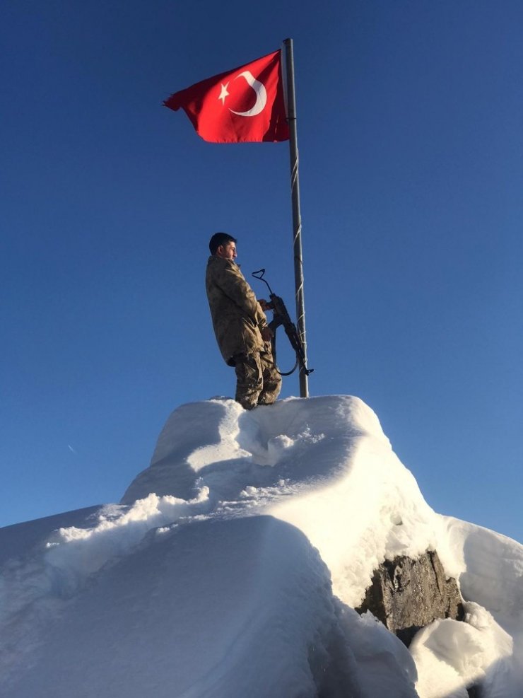Güvenlik korucuları sınırda bayrak nöbetinde