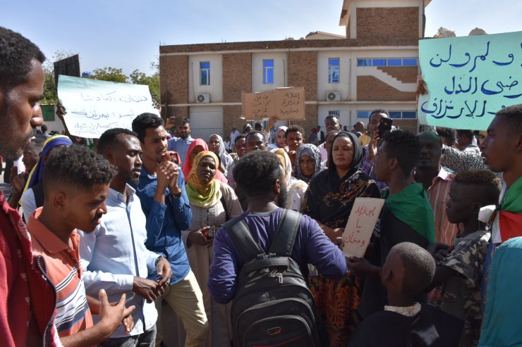 Sudan Dışişleri Bakanlığı önünde BAE karşıtı gösteri düzenlendi