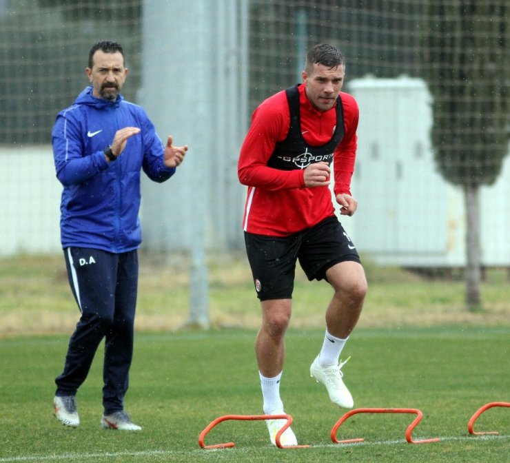 Antalyaspor yağmur altında çalıştı