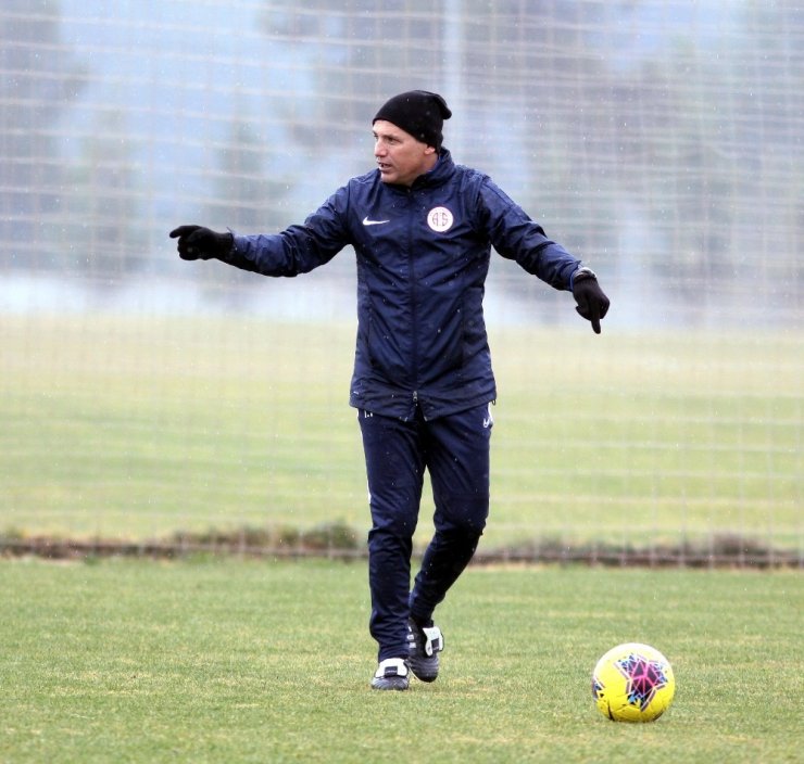 Antalyaspor yağmur altında çalıştı