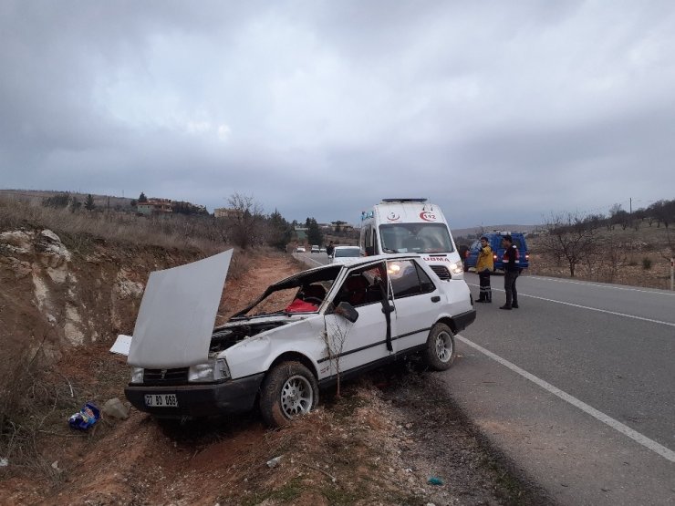 Taklalar atan otomobil kayalıklara çarparak durabildi: 8 yaralı