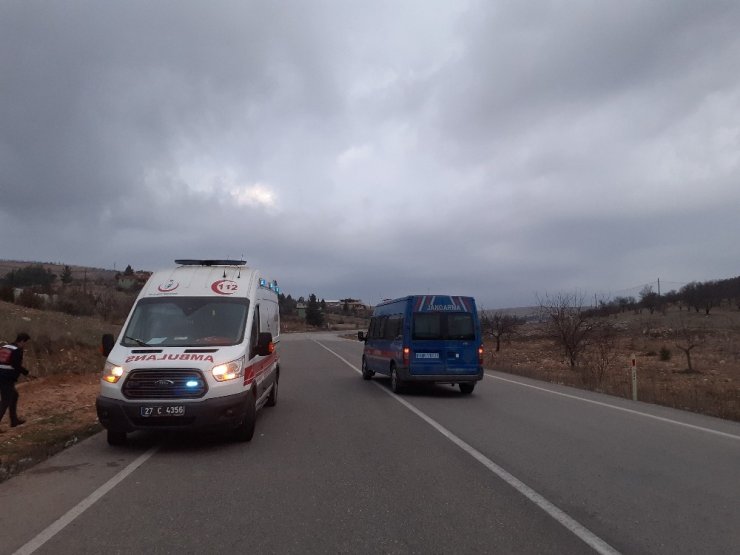 Taklalar atan otomobil kayalıklara çarparak durabildi: 8 yaralı