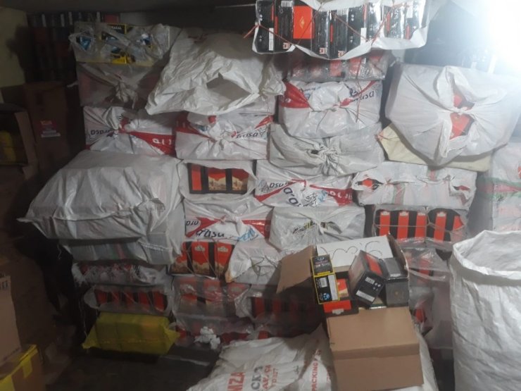 Van’da kaçak ilaç ve çay ele geçirildi