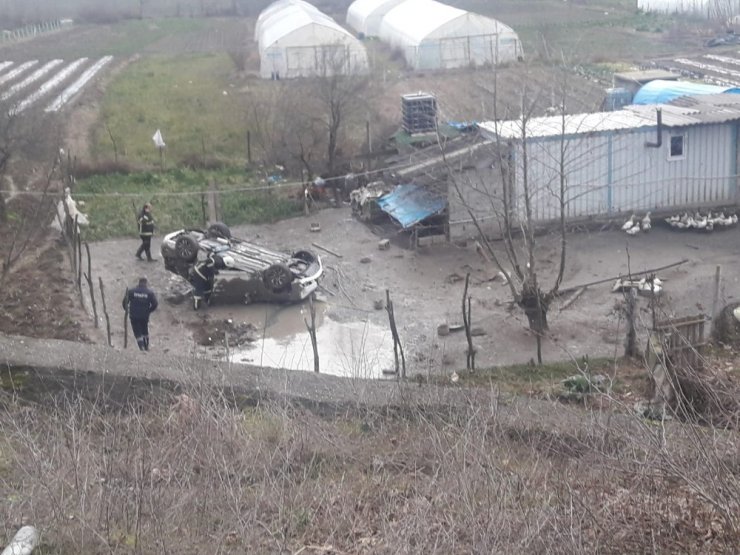Şarampole uçan araçtan bebekleriyle sağ çıktılar